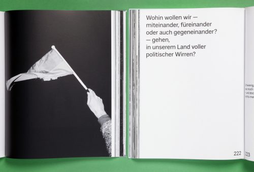 Buchseiten aus: Strömungen in Bewegung (FOTOHOF>EDITION, Salzburg, 2025), Asphalt, Steine, Scherben (Vexer Verlag, Berlin/St. Gallen, 2024) Foto: Katrin Kamrau