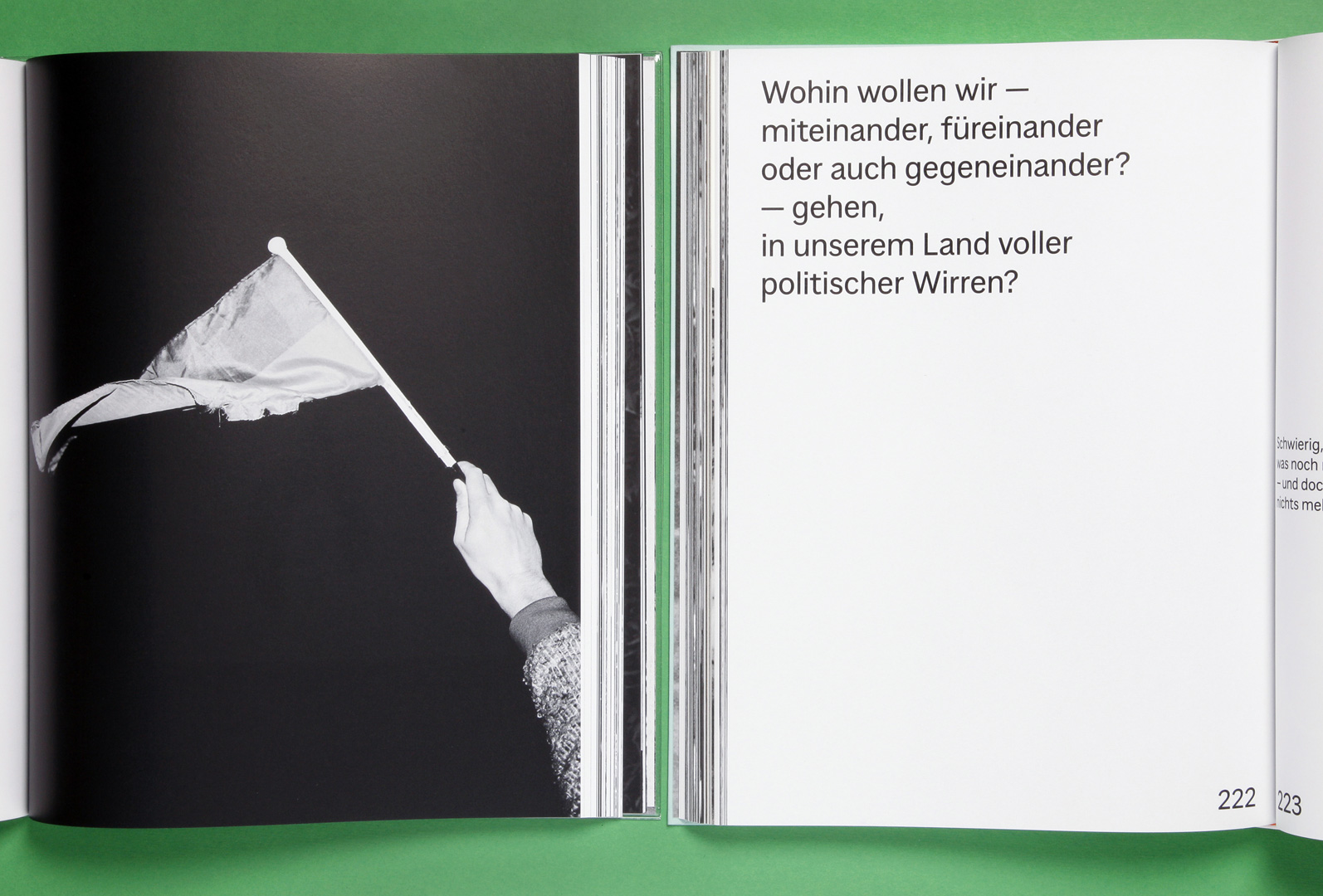 Buchseiten aus: Strömungen in Bewegung (FOTOHOF>EDITION, Salzburg, 2025), Asphalt, Steine, Scherben (Vexer Verlag, Berlin/St. Gallen, 2024) Foto: Katrin Kamrau