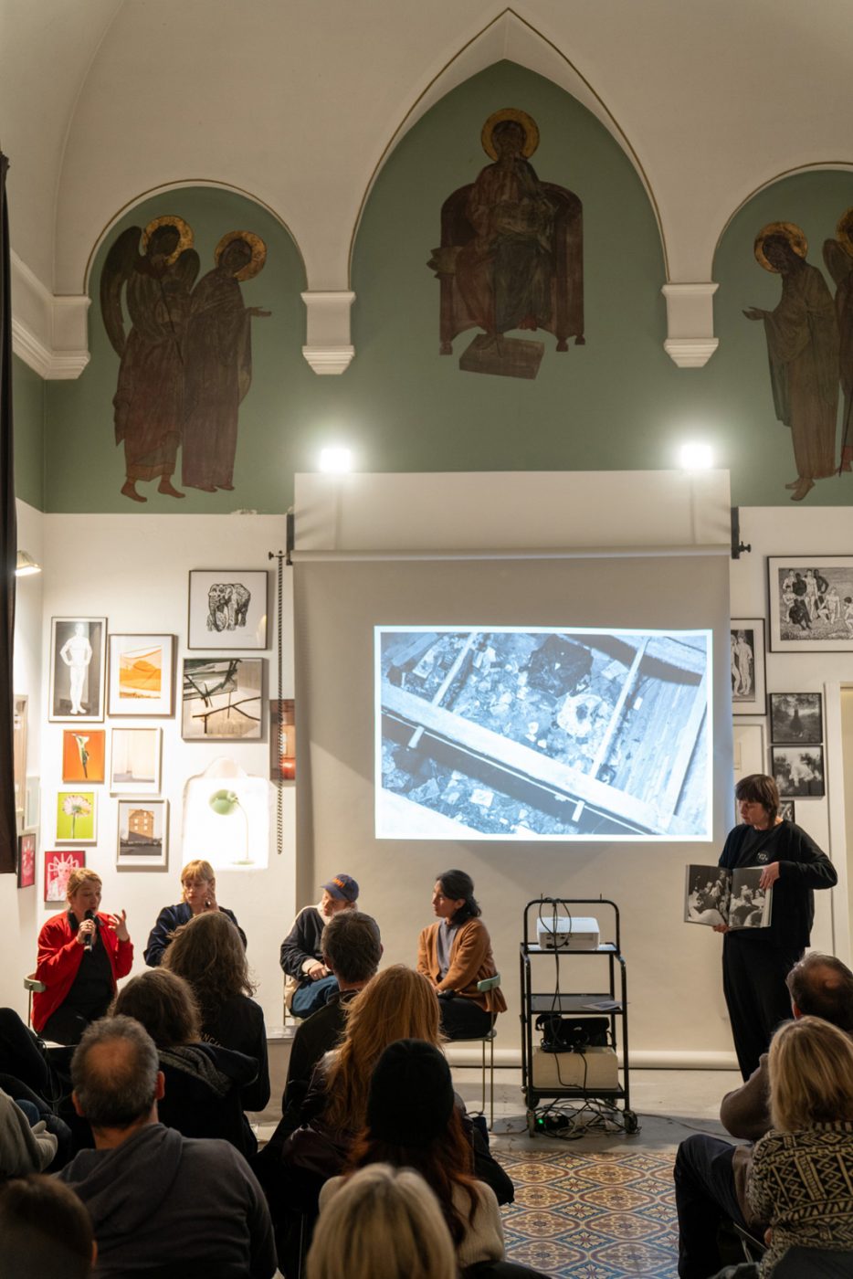 FOTOTREFF #45 "Die Dinge, die wir tragen – Umbruch, Körper, Widerstand" im Sankt Studio, Berlin, November 2025.