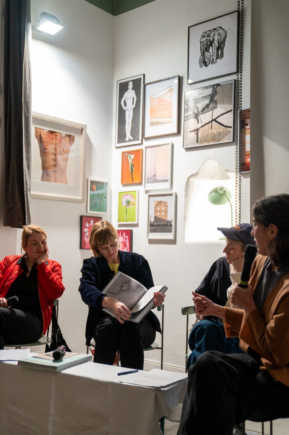 FOTOTREFF #45 "Die Dinge, die wir tragen – Umbruch, Körper, Widerstand" im Sankt Studio, Berlin, November 2025.