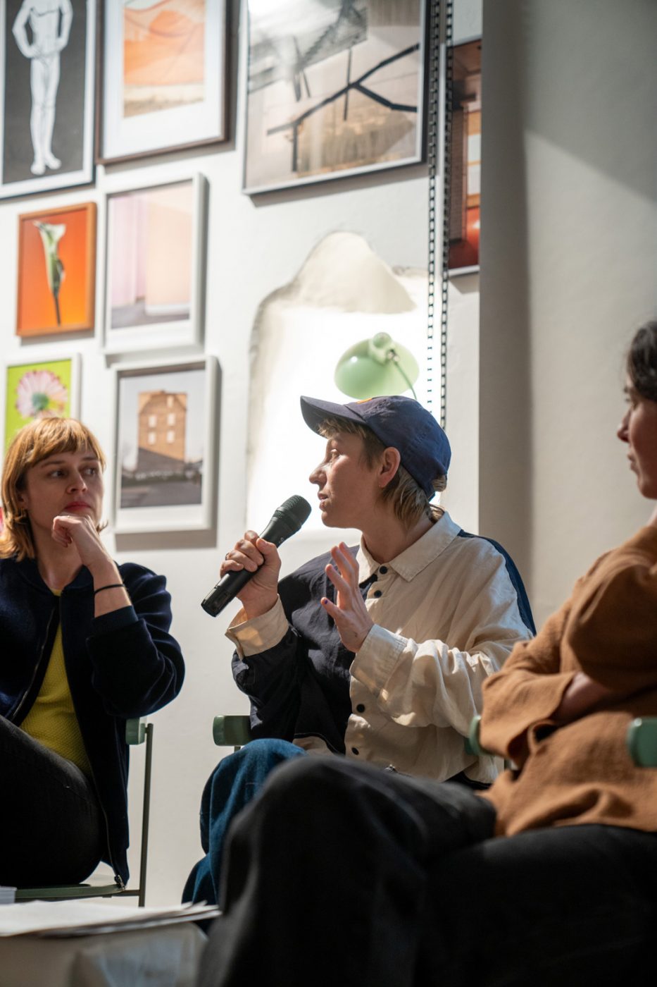 FOTOTREFF #45 "Die Dinge, die wir tragen – Umbruch, Körper, Widerstand" im Sankt Studio, Berlin, November 2025.