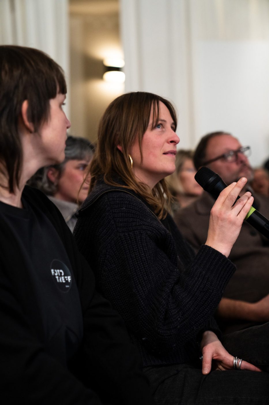 FOTOTREFF #45 "Die Dinge, die wir tragen – Umbruch, Körper, Widerstand" im Sankt Studio, Berlin, November 2025.