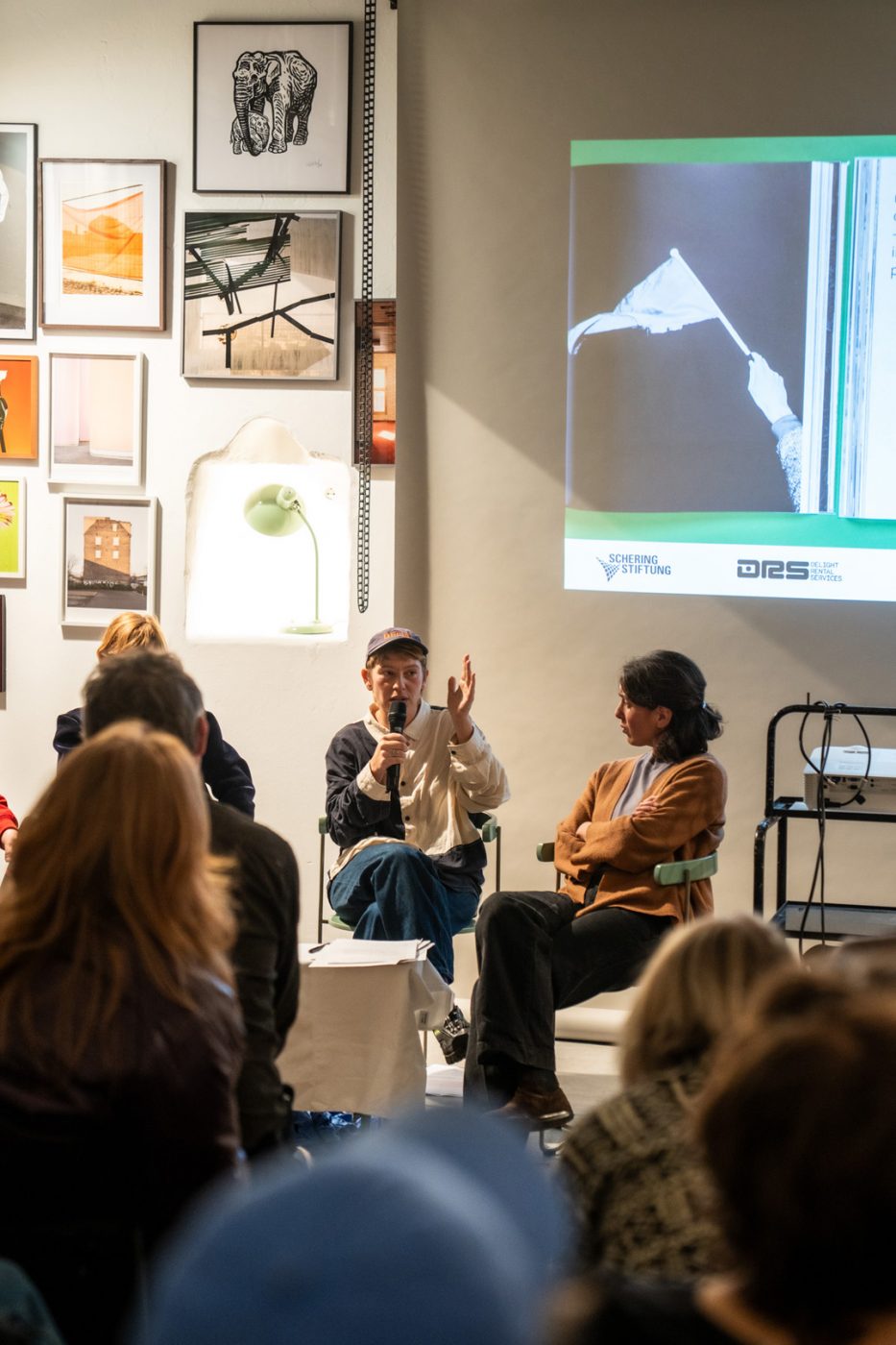 FOTOTREFF #45 "Die Dinge, die wir tragen – Umbruch, Körper, Widerstand" im Sankt Studio, Berlin, November 2025.