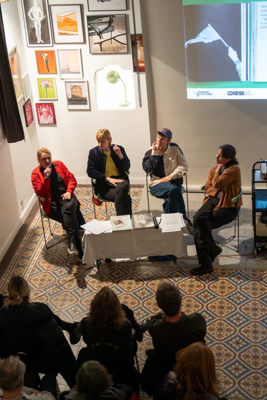 FOTOTREFF #45 "Die Dinge, die wir tragen – Umbruch, Körper, Widerstand" im Sankt Studio, Berlin, November 2025.